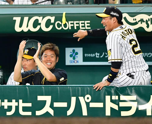 8回裏阪神、味方打線の猛攻に拍手を送る西勇輝（撮影・清水貴仁）