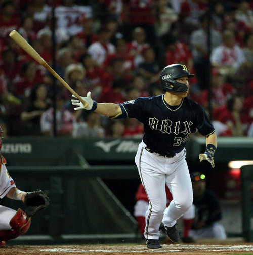 広島対オリックス　9回表オリックス1死一塁、吉田正は右越え逆転2点本塁打を放つ（撮影・栗木一考）