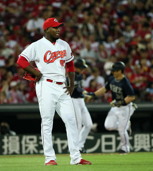 広島対オリックス　9回表オリックス1死一塁、フランスアは吉田正に逆転2点本塁打を浴びる（撮影・栗木一考）