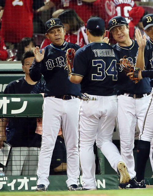 広島対オリックス　広島に勝利し吉田正尚（右）らナインを出迎える西村徳文監督（撮影・栗木一考）