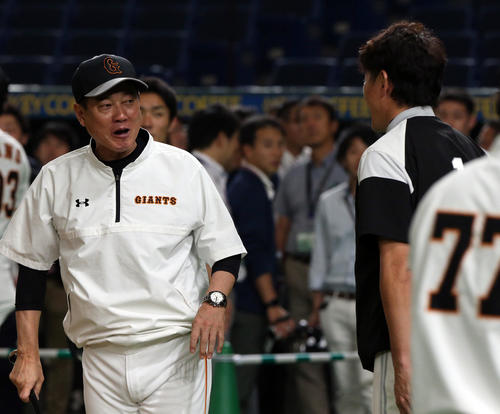 巨人対ソフトバンク　試合前、内川（右）からあいさつされる原監督（撮影・狩俣裕三）