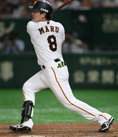 巨人対ソフトバンク　5回裏巨人無死、ソロ本塁打を放つ丸（撮影・狩俣裕三）