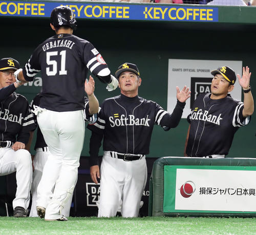 6回表ソフトバンク無死、上林（手前）が右翼ソロ本塁打を放ちハイタッチで迎える工藤監督（中央）ら（撮影・浅見桂子