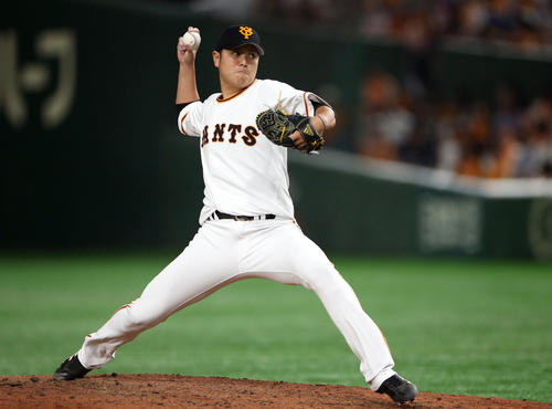 6回表途中から登板する宮国（撮影・狩俣裕三）