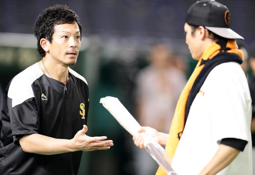 巨人対ソフトバンク　試合前、談笑する松田（左）と坂本勇（撮影・浅見桂子）