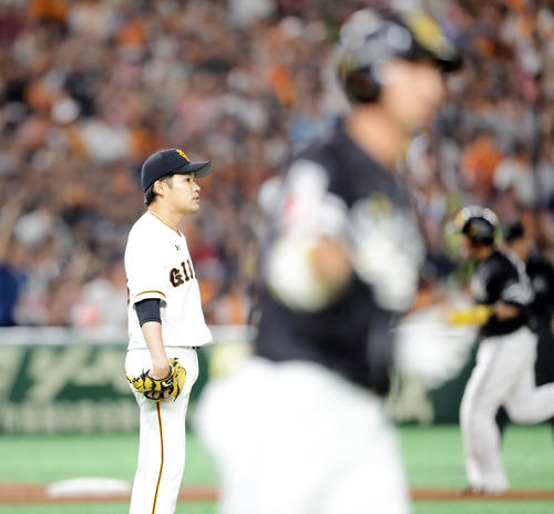 6回表ソフトバンク2死満塁、福田（手前）に勝ち越し満塁本塁打を浴び、ぼう然と打球を見つめる森福（撮影・浅見桂子