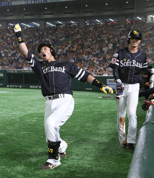 6回表ソフトバンク1死二塁、2点本塁打を放ち、左翼席に向かって「熱男～！」と叫ぶ松田宣（撮影・狩俣裕三）