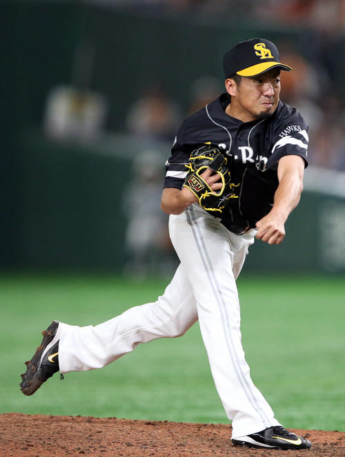7回裏から登板する嘉弥真（撮影・狩俣裕三）
