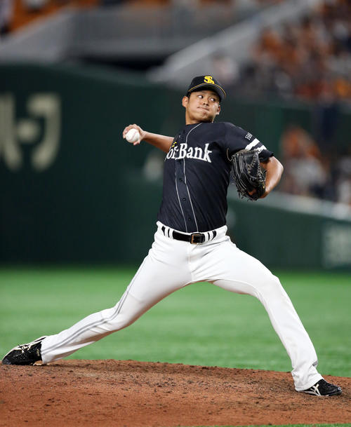 巨人対ソフトバンク　8回裏から登板する椎野（撮影・狩俣裕三）