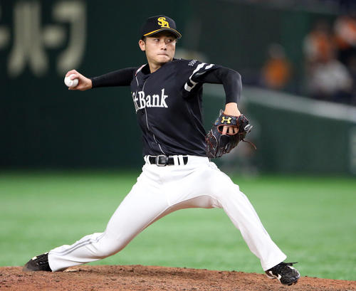9回裏から登板する高橋純（撮影・狩俣裕三）