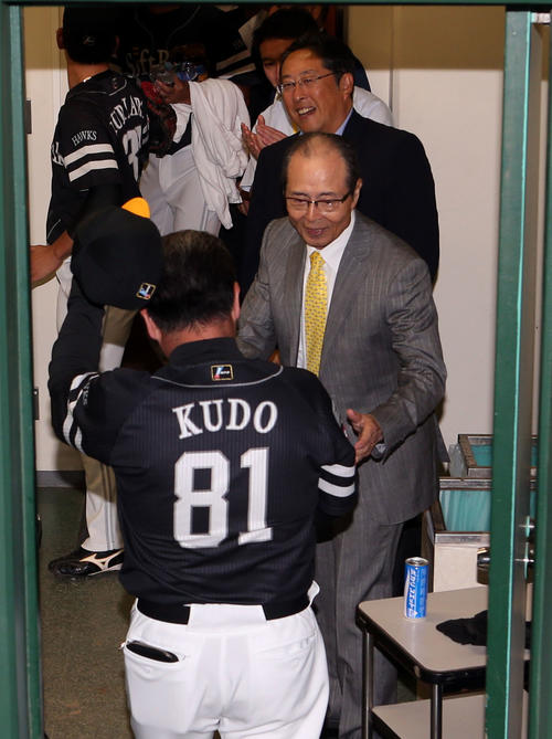 試合後、工藤監督（手前）を迎える王球団会長（中央）、後藤球団社長（撮影・狩俣裕三）