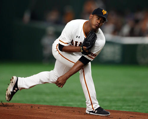 巨人対ソフトバンク　巨人先発メルセデス（撮影・狩俣裕三）