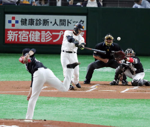 巨人対ソフトバンク　1回裏巨人2死、左中間に二塁打を放つ丸。投手千賀（撮影・垰建太）