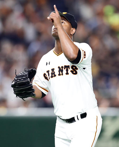 巨人対ソフトバンク　1回表ソフトバンクの攻撃を抑え、天を指差す巨人先発のメルセデス（撮影・浅見桂子）
