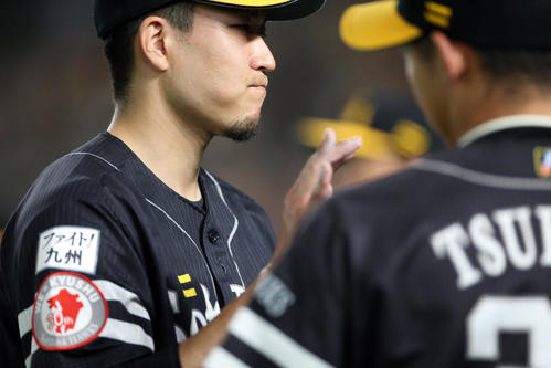 巨人対ソフトバンク　2回裏のピンチをしのぎ、ベンチに引き揚げる千賀（撮影・狩俣裕三）