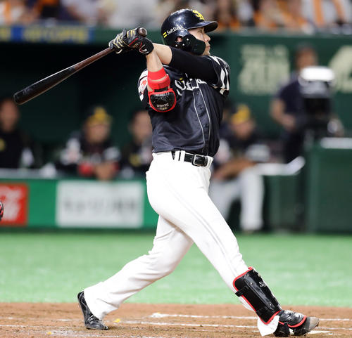 巨人対ソフトバンク　3回表ソフトバンク1死、千賀は左中間二塁打を放つ（撮影・浅見桂子）