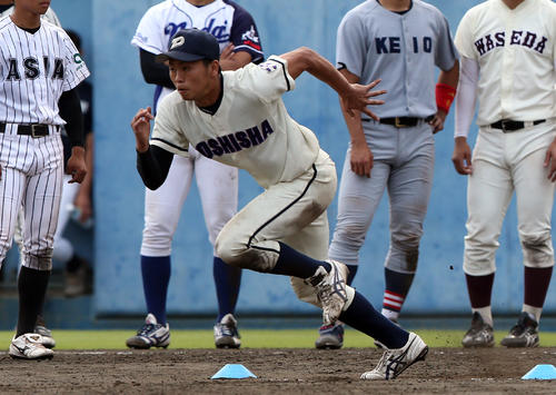 二塁盗塁のタイム測定に臨む同大・小川（撮影・大野祥一）