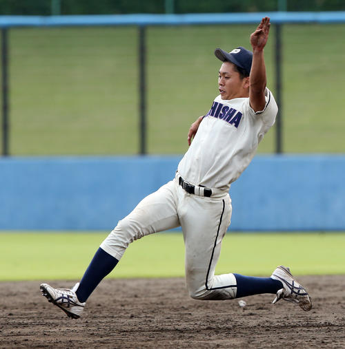 二塁盗塁のタイム測定に臨む同大・小川（撮影・大野祥一）