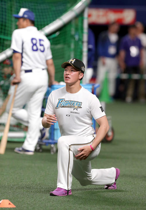 ウオーミングアップする日本ハム吉田輝（撮影・佐藤翔太）
