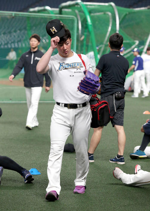 中日対日本ハム　球場入りする日本ハム吉田輝（撮影・佐藤翔太）