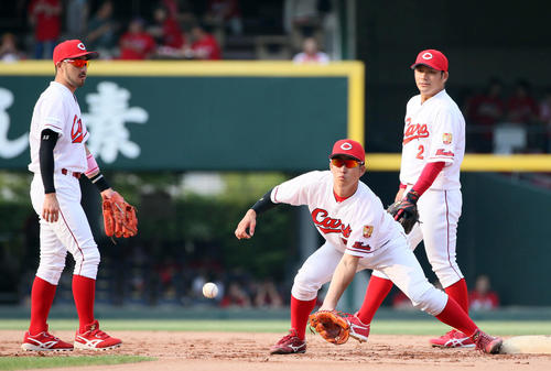 広島対オリックス　シートノックを受ける小園海斗。左は菊池涼介、右は田中広輔（撮影・栗木一考）
