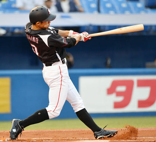 ヤクルト対ロッテ　1回表ロッテ無死、荻野は左越えソロ本塁打を放ち先制する（撮影・滝沢徹郎）