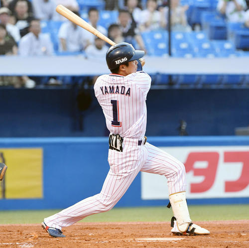 ヤクルト対ロッテ　1回裏ヤクルト無死、山田哲は同点の左越えソロ本塁打を放つ（撮影・滝沢徹郎）