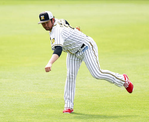 阪神対西武　試合前練習でキャッチボールする阪神岩田（撮影・前田充）