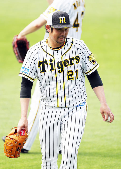 阪神対西武　試合前練習でキャッチボールを終え、笑顔を見せる阪神岩田（撮影・前田充）