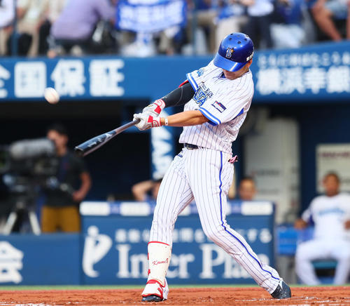 DeNA対楽天　1回裏DeNA無死、神里は右越えに先頭打者本塁打を放つ（撮影・足立雅史）