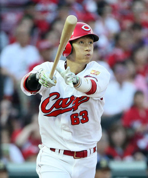 広島対オリックス　3回裏広島2死二塁、西川龍馬は右越えに勝ち越し2点本塁打を放つ（撮影・栗木一考）