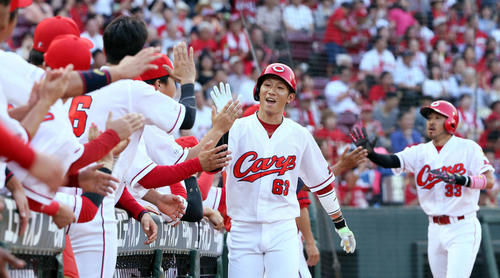 広島対オリックス　3回裏広島2死二塁、西川龍馬は右越えに勝ち越し2点本塁打を放ちベンチ前でナインの出迎えを受ける（撮影・栗木一考）