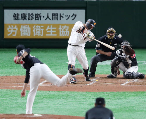 巨人対ソフトバンク　2回裏巨人無死一塁、中前安打を放つ阿部。投手千賀（撮影・垰建太）