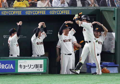 巨人対ソフトバンク　5回裏無死、本塁打を放った丸（手前＝8番）を「まる」ポーズで迎える原監督（左から2人目）ら（撮影・垰建太）
