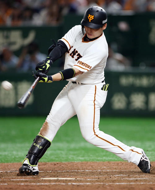巨人対ソフトバンク　5回裏巨人無死、ソロ本塁打を放つ丸（撮影・狩俣裕三）