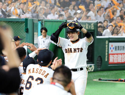 巨人対ソフトバンク　5回裏巨人無死、丸はソロ本塁打を放ち、笑顔で丸ポーズ（撮影・浅見桂子）