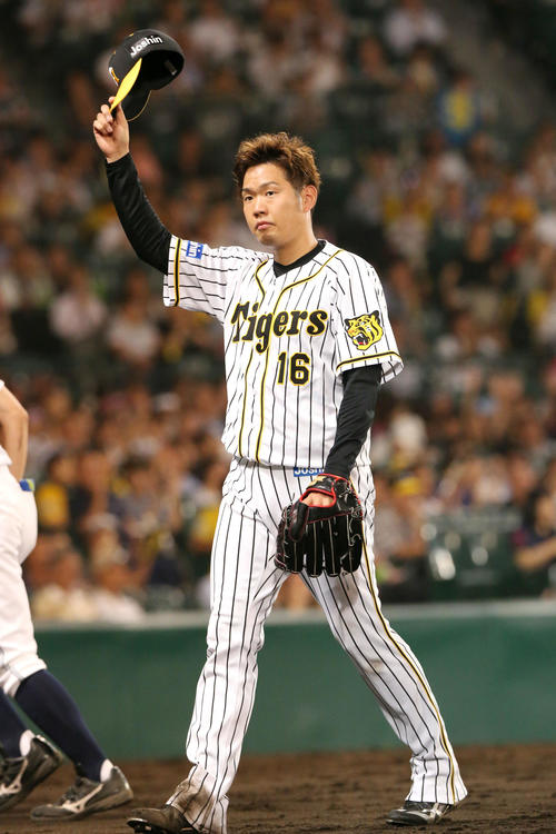 阪神対西武　西勇輝は1000奪三振を達成し帽子をあげて声援に応える（撮影・上山淳一）