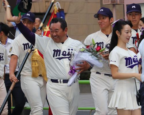 沿道のファンに手を振る明大・善波監督（撮影・古川真弥）