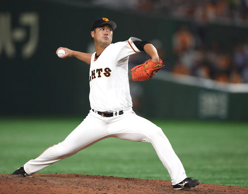 巨人対ソフトバンク　7回表から登板する大竹（撮影・狩俣裕三）