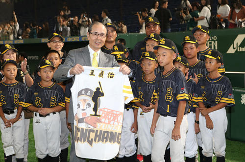 試合前、台湾の小学生野球チームの子どもたちと記念撮影する王球団会長（撮影・狩俣裕三）