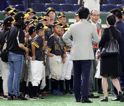 試合前、視察に訪れた台湾の小学校野球部の選手たちと交流するソフトバンクの王会長（撮影・浅見桂子）