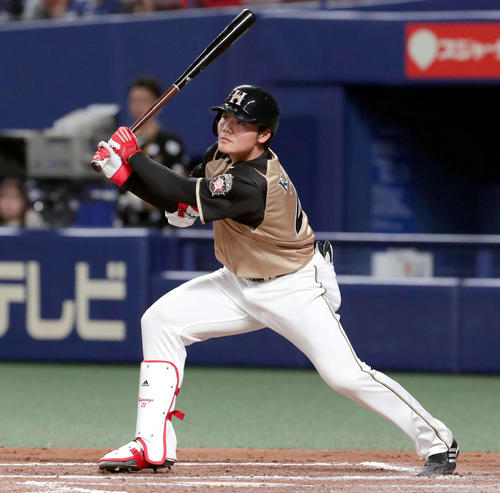 中日対日本ハム　7回表日本ハム1死、清宮は二塁打を放つ（撮影・佐藤翔太）
