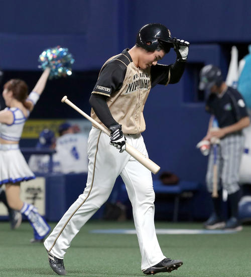 中日対日本ハム　二塁打で出塁するも無得点に終わりベンチに戻る日本ハム清宮（撮影・佐藤翔太）