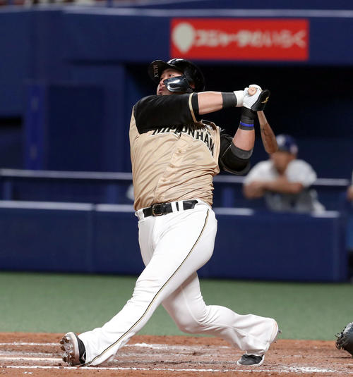 中日対日本ハム　9回表日本ハム無死、中田は左越えソロ本塁打を放つ（撮影・佐藤翔太）