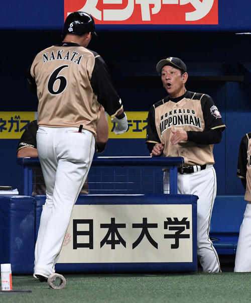 9回表日本ハム無死、左中間に本塁打を放った中田（左）を迎える栗山監督（撮影・前岡正明）