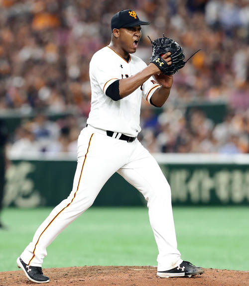 巨人対ソフトバンク　6回表ソフトバンク1死、内川の深い打球を坂本勇の好守備でアウトにし、雄たけびを上げてグラブで拍手するメルセデス（撮影・浅見桂子）