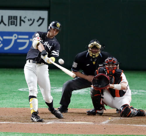 巨人対ソフトバンク　6回表ソフトバンク2死満塁、勝ち越しの満塁本塁打を放つ代打福田（撮影・垰建太）