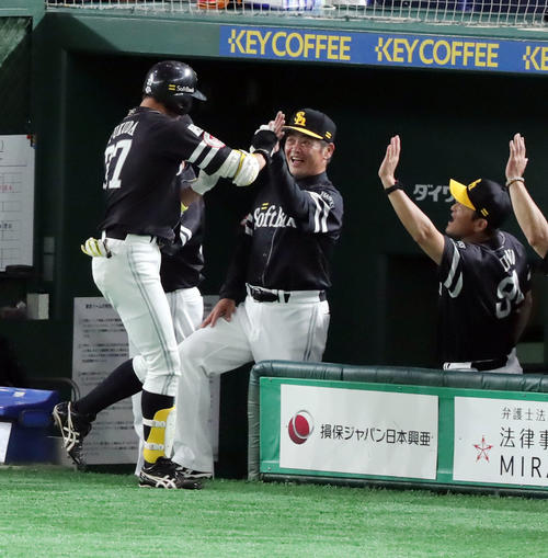 巨人対ソフトバンク　6回表ソフトバンク2死満塁、代打満塁本塁打を放った福田（左）を笑顔で迎える工藤監督（中央）（撮影・垰建太）