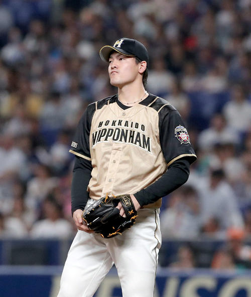 中日対日本ハム　5回裏中日1死、平田に中前打を打たれ悔しい表情を見せる日本ハム有原（撮影・佐藤翔太）