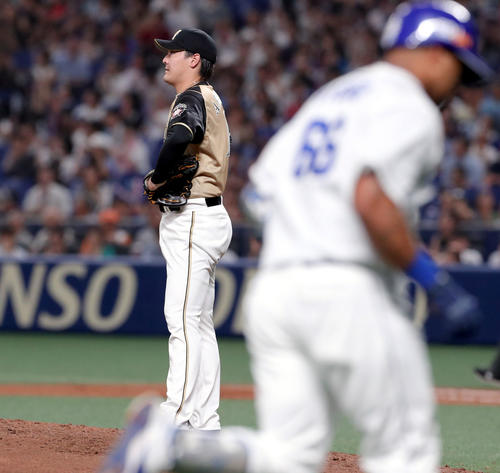 中日対日本ハム　6回裏中日1死、ビシエド（右手前）に左越えソロ本塁打を浴びる日本ハム有原（撮影・佐藤翔太）